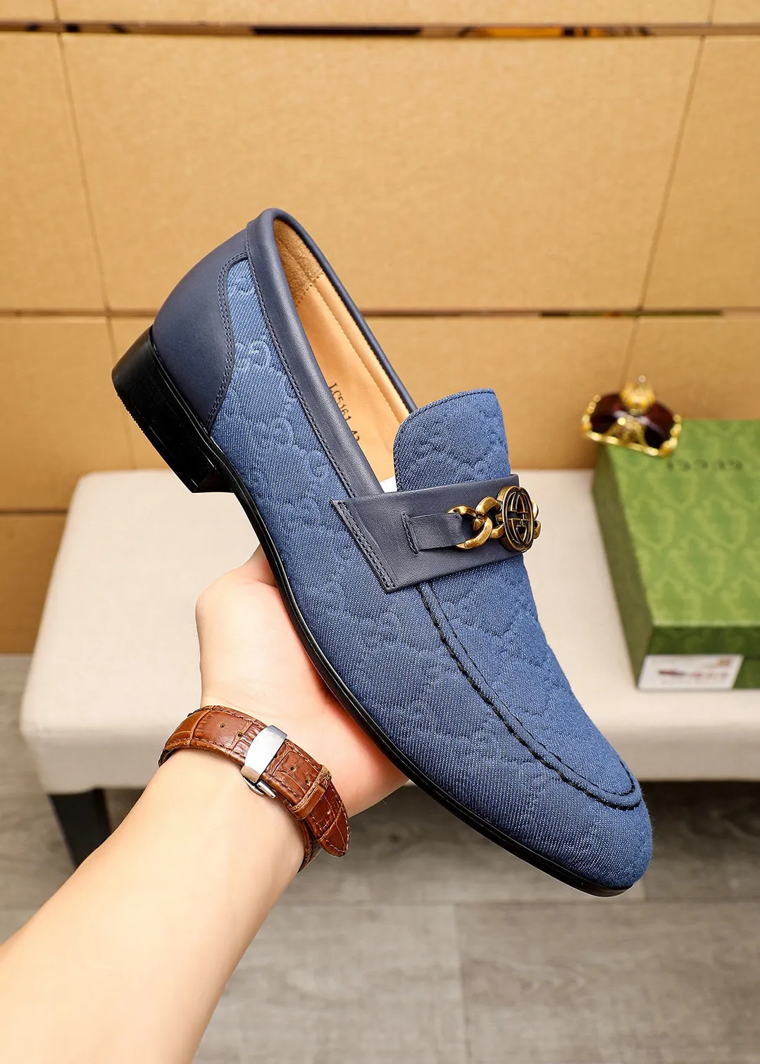 Men's shoes 💰462 💐 Product trademark: GUCCI "Gucci" casual leather shoes Regular size: 38-44 (45.46.47🉑️Customized) Product materials: Selected imported first-layer fabric upper + luxury hardware buckle, imported cowhide leather lining. Strong three-dimensional visual effect, original outsole Color: 3⃣️colors available